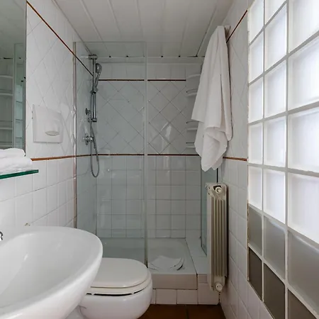 Trevi Fountain - Modern In 17th-century Palazzo Appartement