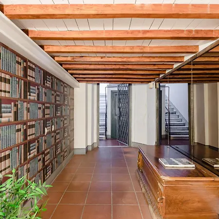Trevi Fountain - Modern In 17th-century Palazzo Appartement *