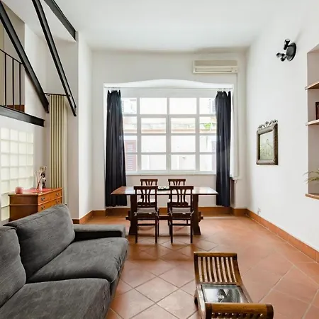 Trevi Fountain - Modern In 17th-century Palazzo Apartment *